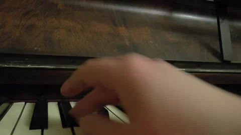 Hand playing piano quickly 스톡 동영상 36568366