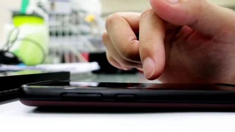 Hand playing smartphone close up 動画素材 92937347