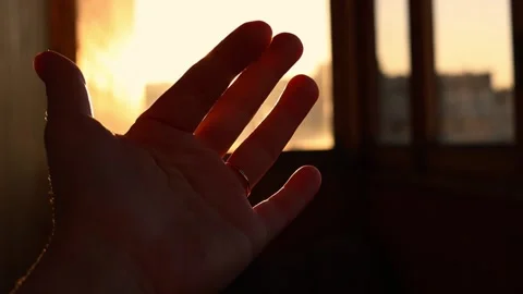 Hand playing with the sun at sunset Stock-Footage 309800392