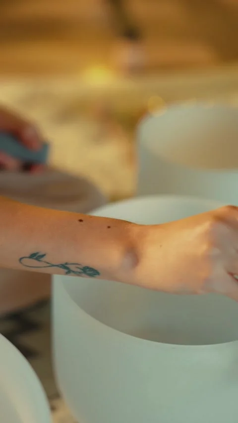 Hand Playing White Crystal Singing Bowl with Mallet Vídeos de archivo 313802991