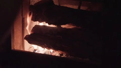 Hand playing wood log in fire stove and closing door Vídeo Stock 259229489