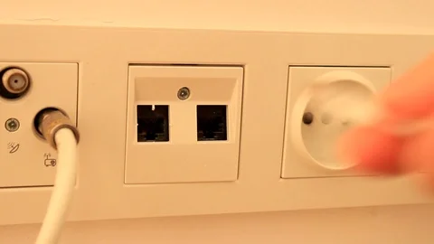Hand Plugging In Ethernet Cable Vídeos de archivo 86414231
