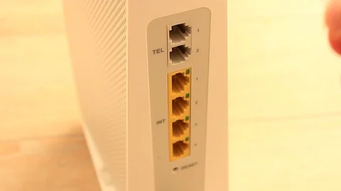 Hand Plugging In Ethernet Cable Into A Router Vídeos de archivo 86414390