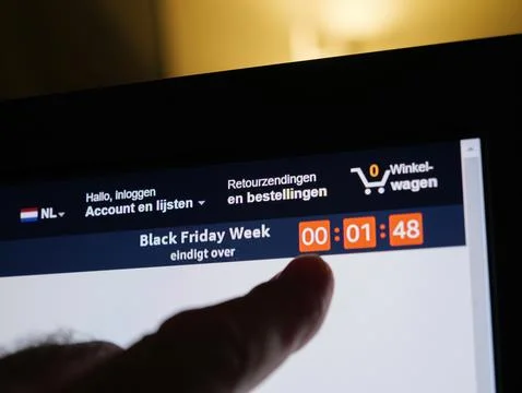Hand pointing to timer - Dutch translated as Black Friday is end Stock-Fotos