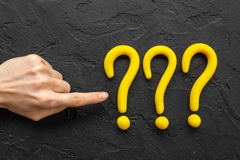 Hand points to question mark sign. Solving problem or search solution concept Foto stock