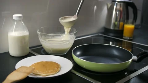 Hand pouring pancake batter into the pan Video stock 88008066