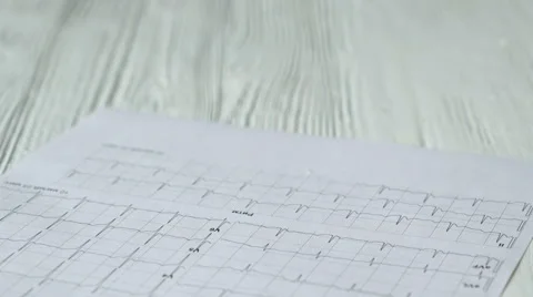 Hand pours out tablets from the bottle on a table 動画素材 62766983