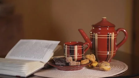 Hand pours tea from the teapot into a Cup Stock Footage 134886846