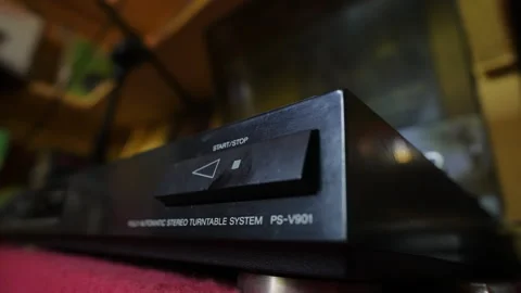 Hand Presses Control Button on Vintage Automatic Turntable Vidéo 346470669