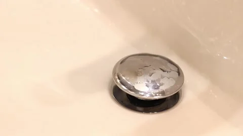 Hand pressing the bottom drain valve in the sink Video stock 289187805