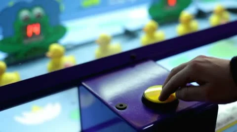 Hand pressing button to punch ducks Vídeo Stock 10579748