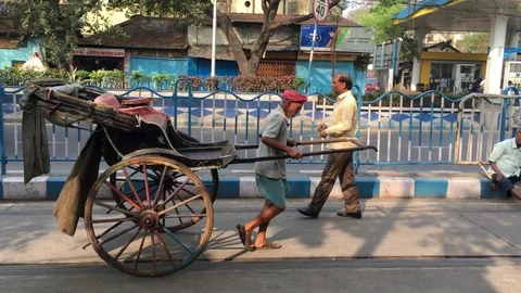 Hand Pulled Rickshaw on the street of Kolkata Video stock 104839168