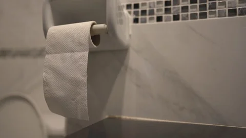 Hand pulling tissue paper in toilet, close up shot in bathroom, tissue paper Vidéo 122883184