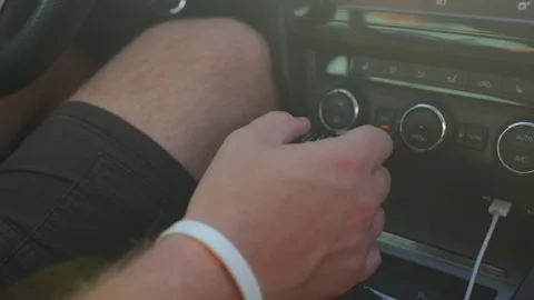 Hand pulls auto gearshift knob. He changes gears on the fly. 스톡 동영상 161402605