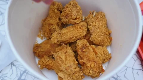 The hand pulls fried chicken from a plate Video stock 68917599