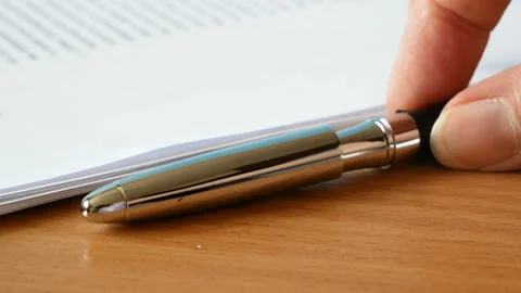 Hand pulls a pen out of the cap and signs the document Видео 163573715