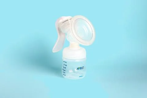 A hand pump breast pump from Philips is shown on a blue background 库存照片