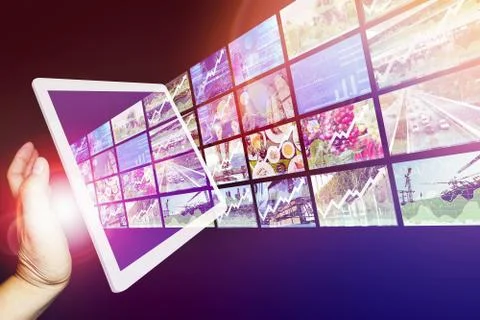 Hand push tablet using internet power of connection analysis big data. Foto stock