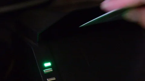 Hand put in identity to id scaner. very low light.  Vidéo 113813272