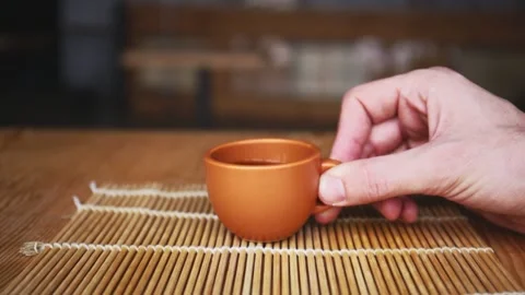 Hand puts a cup of coffee on the table Stock-Footage 150402379