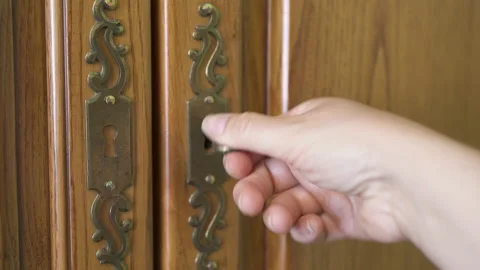 Hand puts the key Vidéo 219619866