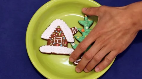 Hand puts on the plate composition of gingerbread of different shapes Video stock 46434348