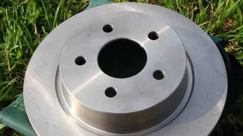 The hand puts a red horizontal level on the metal car brake disc Vídeo Stock 144679780