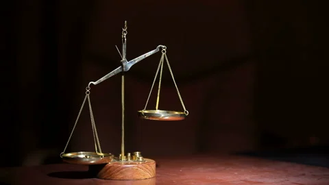 The hand puts the weights on the right side of the scales 库存影片 88514910