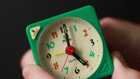 Hand putting alarm clock arrows 動画素材 76039626