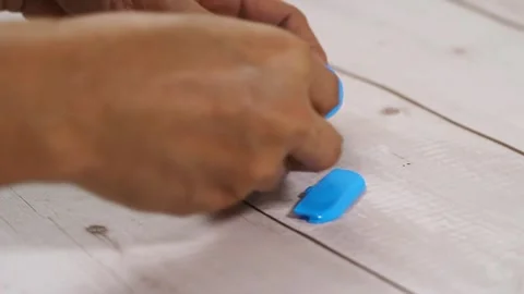 Hand putting battery in a kitchen timer 動画素材 328403813