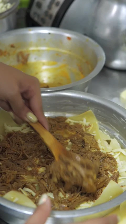 Hand putting meat Видео 247084594