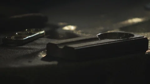 Hand putting out a cigar Vidéo 112129548