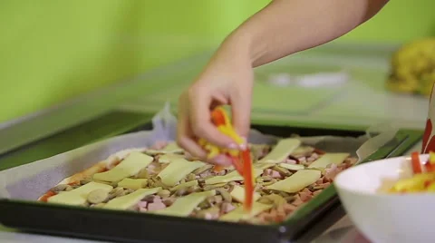 Hand putting pepper on pizza Stock Footage 45106535