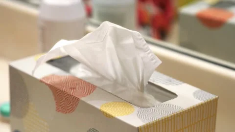 Hand reaches for and pulls out white facial tissue. 스톡 동영상 336330328