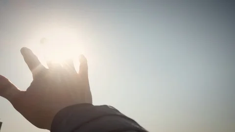 Hand reaching for the light Vidéo 104593290