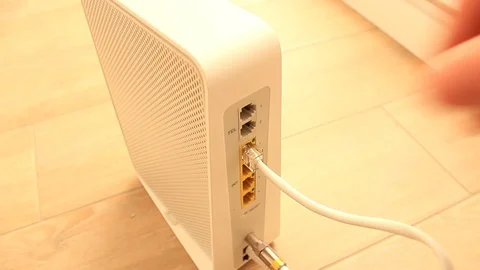 Hand Removing Ethernet Cable From A Router Vídeos de archivo 86414411