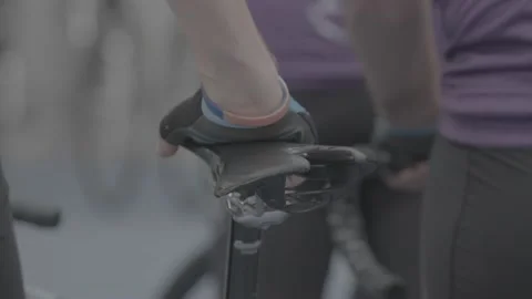 Hand resting on bike 스톡 동영상 152408982