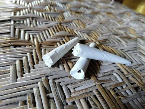 Hand-rolled cigarette crafted traditionally with loose tobacco and rolling paper 库存照片