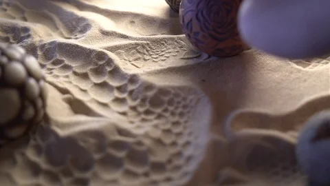 A hand rolling beautiful patterns in the sand with handcrafted patterning Vídeo Stock 105620038