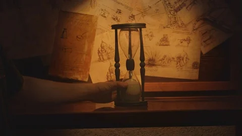 Hand rotate sandglass Video stock 70229085