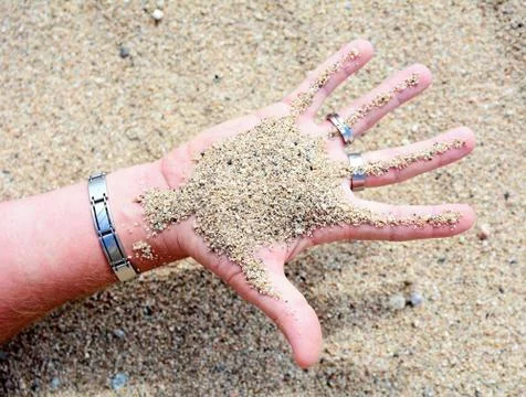 Hand with sand 库存照片