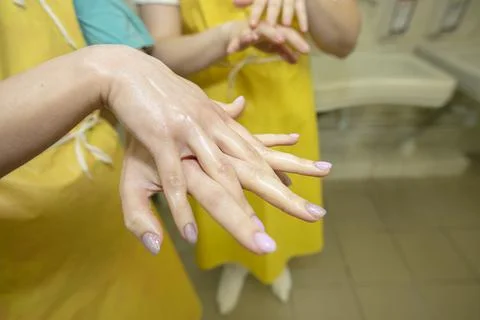 Hand sanitizing solution. Spread the disinfectant on your fingers. Foto stock