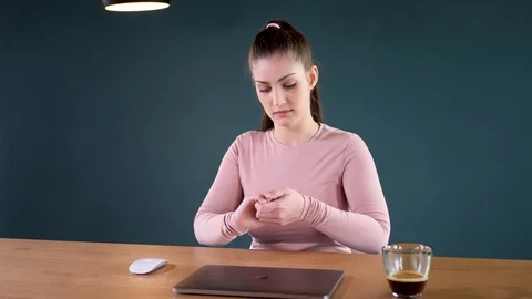 Hand sanitizing before work Vidéo 128125110