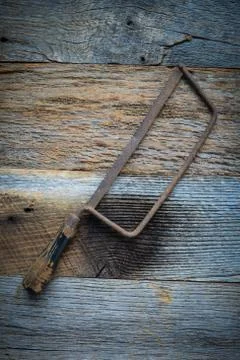 Hand saw on rustic wood background Foto stock