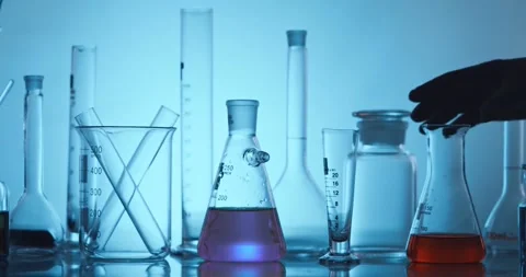 Hand scientist shaking Erlenmeyer flask with chemical liquid Stock Footage 159415402
