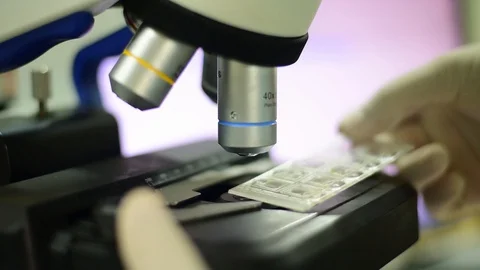Hand scientist using microscope. Stock-Footage 128103713