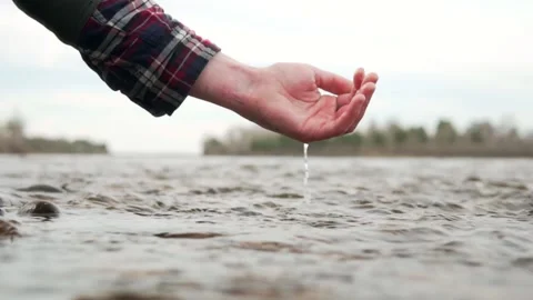 Hand scooping fresh, clean, cold, stream water in the wild forest river. Vidéo 153507712