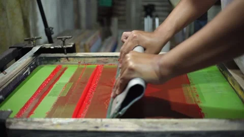 Hand Screen Printing Plastisol ink on T-Shirt – Textile Production Process 库存影片 331696656