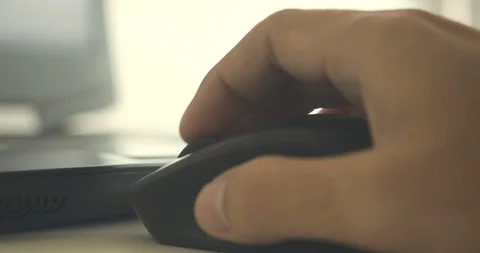 Hand scrolling and clicking on computer mouse close-up Stockbeeldmateriaal 113897898