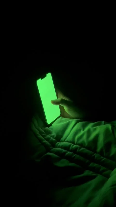Hand scrolling on smartphone with green screen Vídeos de archivo 336848314